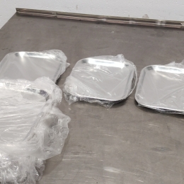 39 plats en inox (25x21.5x1.5)